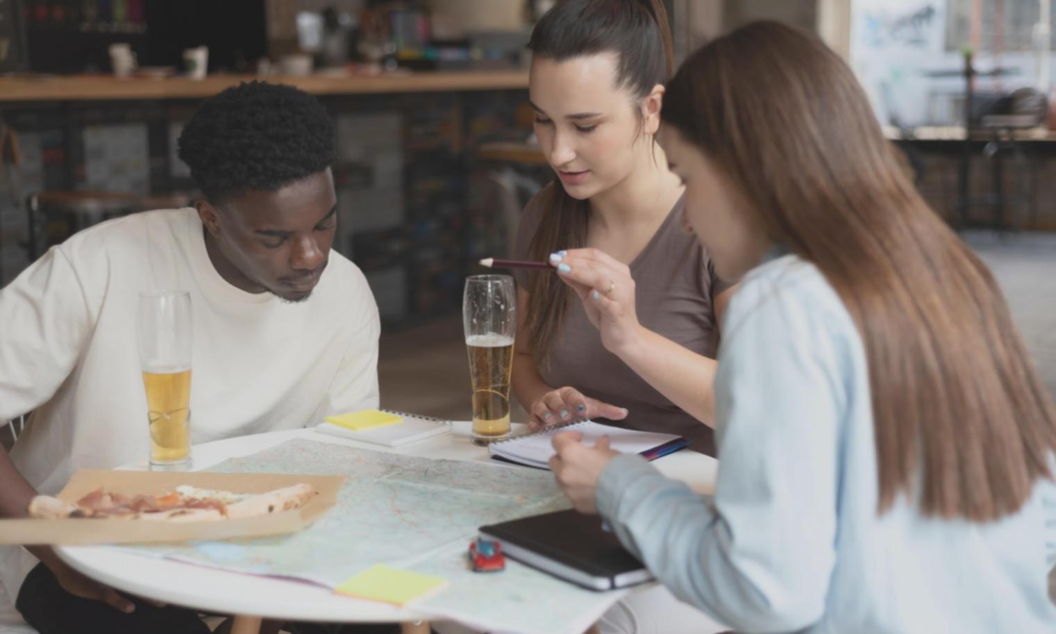 Espace de coworking moderne avec équipes collaborant sur des projets financiers