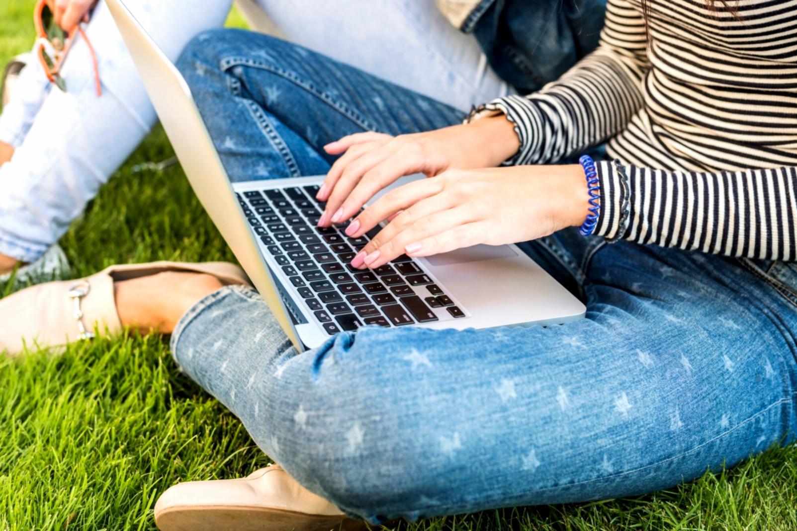 Espace de travail avec outils de modélisation financière et écrans affichant des tableaux de projections budgétaires